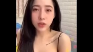 Hot girl trang mup live stream trong bộ đò ngủ cực khiêu gợi