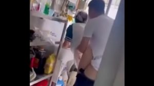 Quay lén cặp đôi quan hệ tình dục tư thế doggy trong phòng bếp