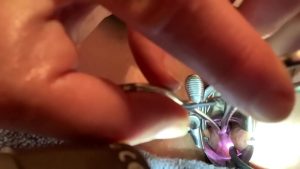 Đẩy và kéo hai dụng cụ tàn nhẫn với cổ tử cung cô ấy