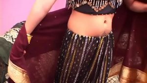 Cô gái Ấn Độ dễ thương cần tiền nên phải  chơi khổ dâm