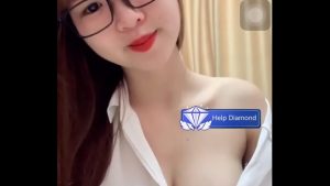 Em sinh viên đi học về cởi áo khoe vú đẹp