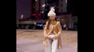 Gái dâm đãng khoe bướm ngoài trời