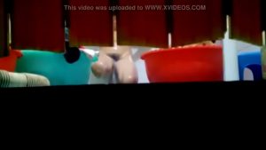 Thằng em trai mất dạy quay bà chị tắm để quay tay khi nứng