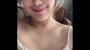 Em sinh viên Hong Kong nứng lồn thủ dâm bằng cặc cao su