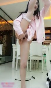 anh sex co gai khoe lon xinh trong dieu mua