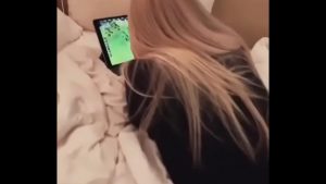 Đang chơi game cũng k yên thân bị tuột quần ra địt