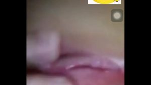 Cô em lồn xinh nghịch móc bướm dâm thủy nứng ngừng