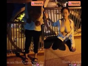 Gái Xinh Dừng Xe Khoe Cặp Vú Bên Đường