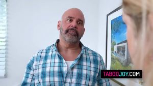 Cô con gái riêng của vợ cưỡi buồi dâm sướng cặc không che