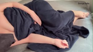 Nhìn ngắm cô chị ngực to khủng trên giường thủ dâm