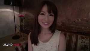 Gạ được gái xinh về nhà liếm láp con cu dài muốn bắn